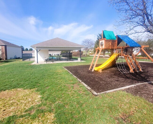 Building Photo - 3 Bedroom 2 Bathroom Condo-Spencer's Crest