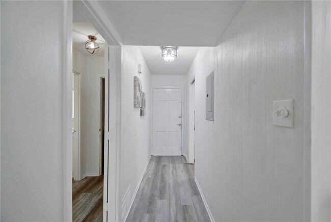 Building Photo - 5320 Balcones Dr