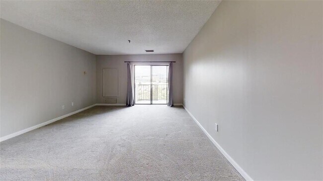 Building Photo - 300 Johnson Ferry Rd