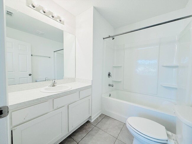 Building Photo - Move-In Ready Townhome with Spacious Layou...