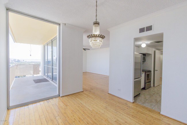 Building Photo - 207 W Clarendon Ave
