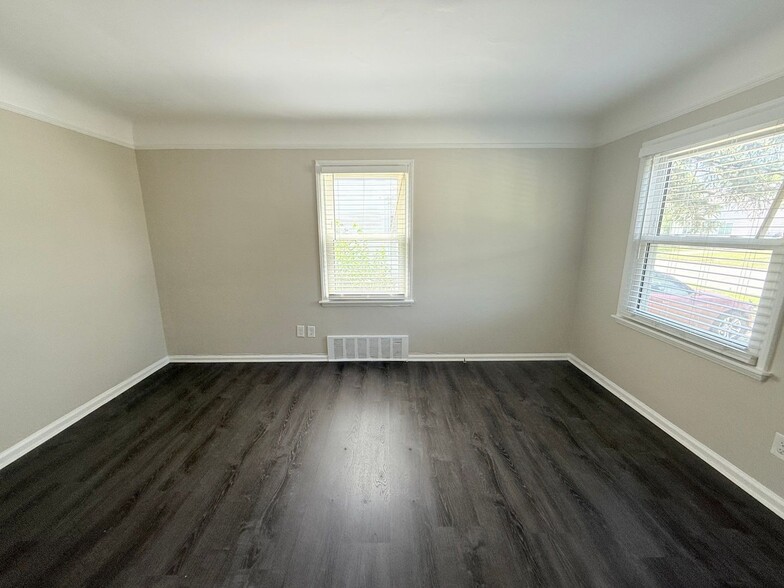 Building Photo - This beautifully updated 3-bedroom, 1-bath single-family home is ready for move-in!