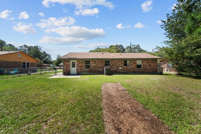 Building Photo - 234 Deerwood Dr