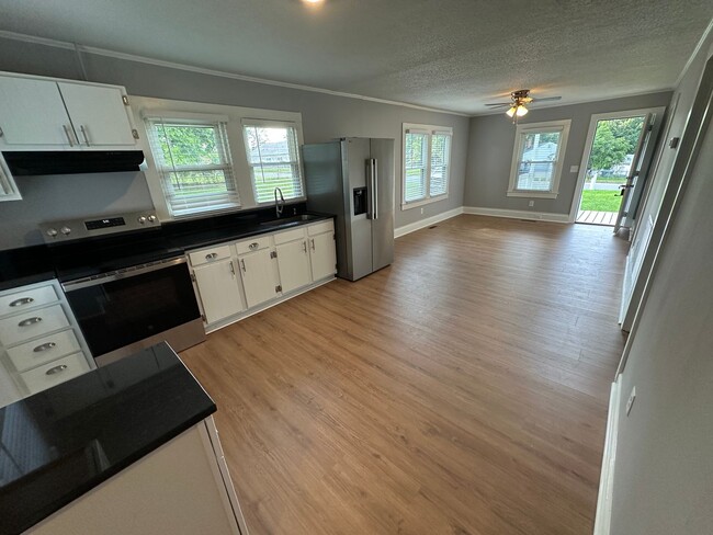 Building Photo - Charming 2-Bedroom Home for Rent in Burlin...