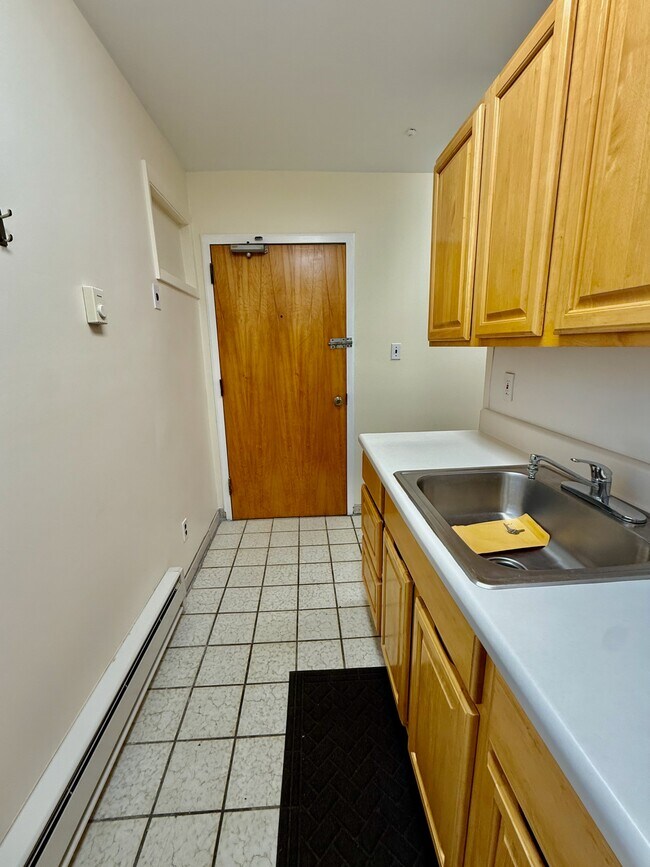 Building Photo - 2528 Christian St
