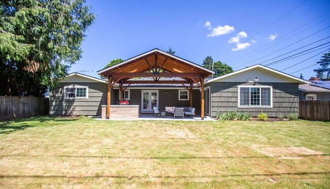 Building Photo - SE Portland 3 Bedroom Home with Amazing Ou...