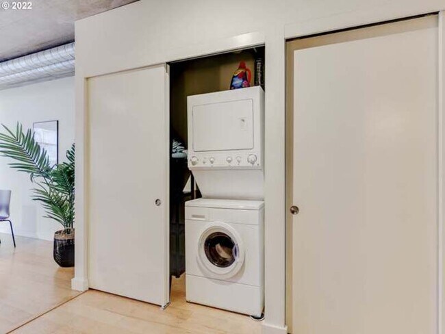 Building Photo - 1926 W Burnside St