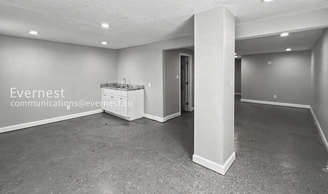 Building Photo - 4 Bed/3 Bath Home with In-Unit Laundry / Available Now!