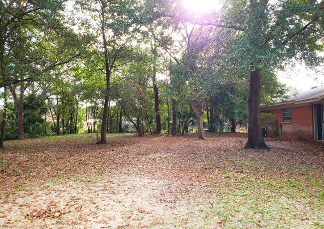 Building Photo - "Charming 3-Bed Oasis with 1.5 Baths in Fo...