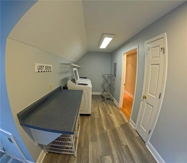 Building Photo - 998 Ferncliff Rd NE