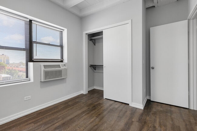 Building Photo - 5718 N Winthrop Ave