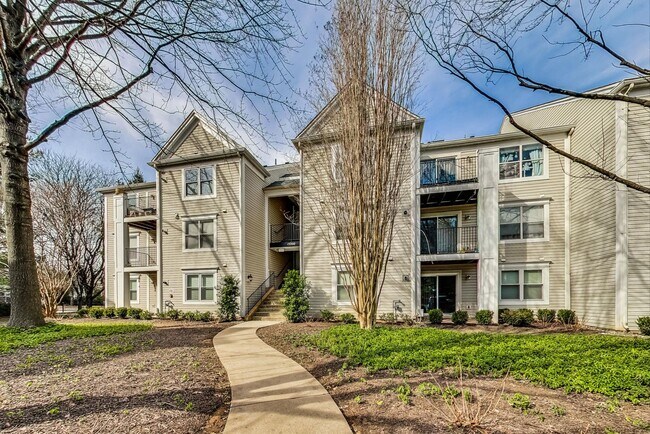 Building Photo - Beautiful - Ground Floor 3/2 condo in CROWN FARM