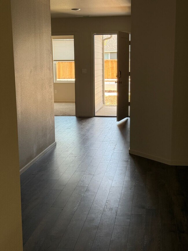 Building Photo - Beautiful 3 Bedroom 2 Bathroom Home Available Now