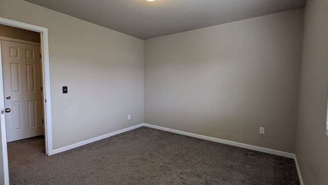 Building Photo - 3 BED/2.5 BATH END UNIT TOWNHOME W/PATIO & 2-CAR GARAGE!