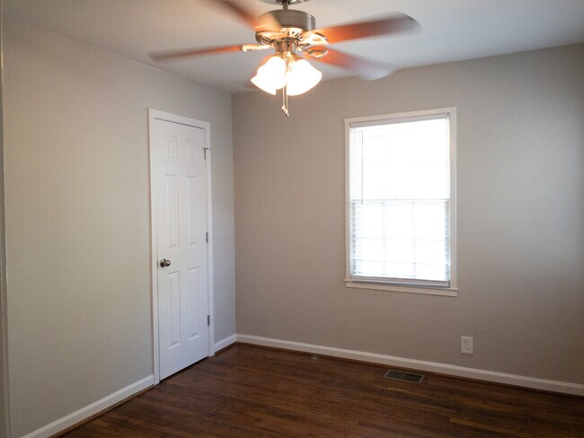 Building Photo - 236 Kent Dr