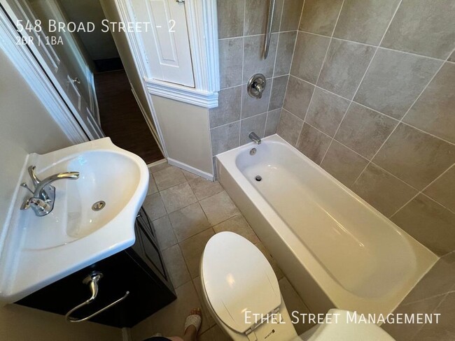 Building Photo - 548 Broad St