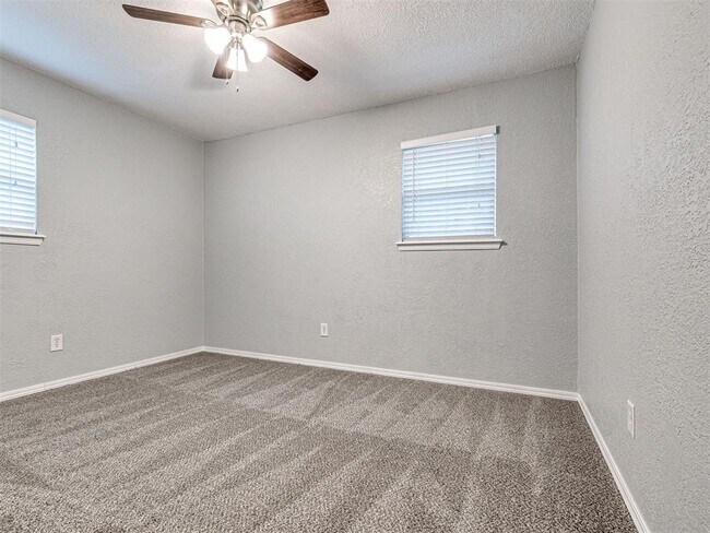 Building Photo - 305 Woodside Dr