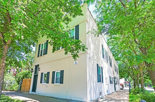 Building Photo - 3001 N Sawyer Ave