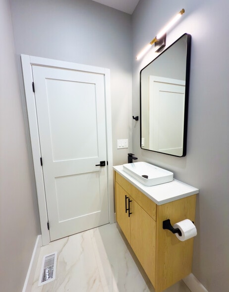 Full Bathroom-Second Floor - 19 High St