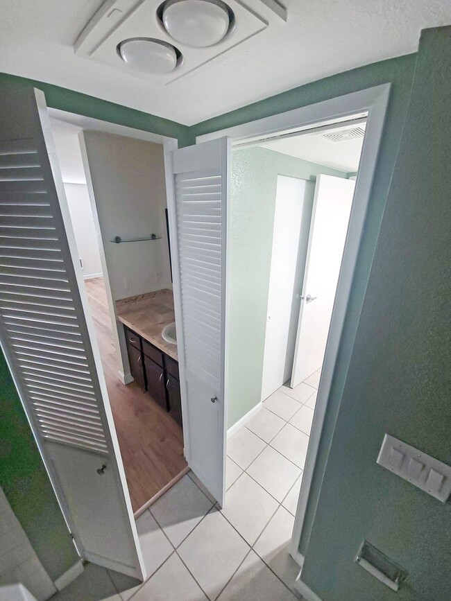 Building Photo - View of Renton Valley 2b/1.5ba Condo ***COMING SOON***