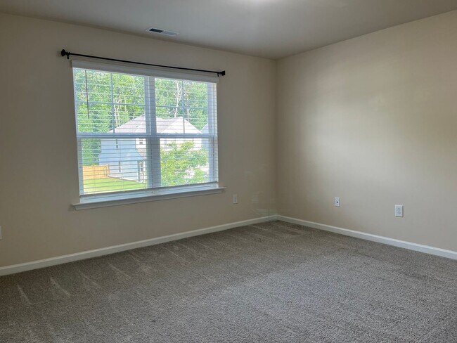 Building Photo - AMAZING LOCATION, Fantastic 4 Bed Home, In...