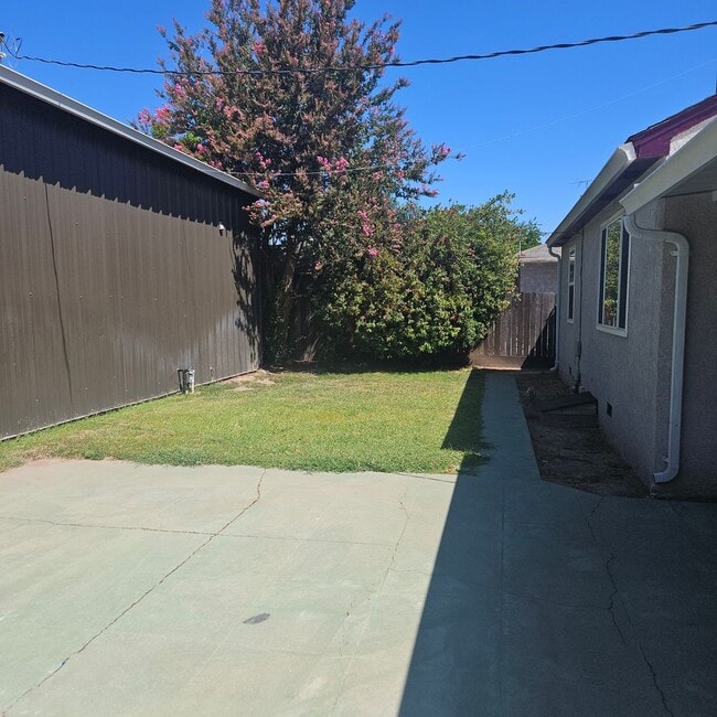 Building Photo - 2 Bedroom 1 Bath Home Recently Renovated