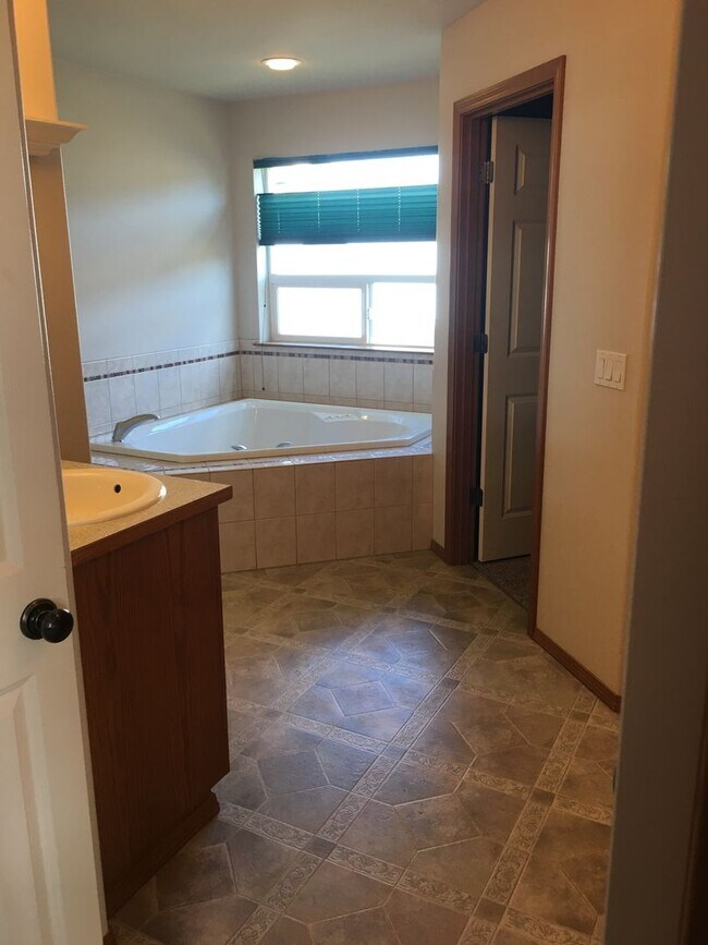 Building Photo - Large 4 bedroom house that is Pet Friendly!