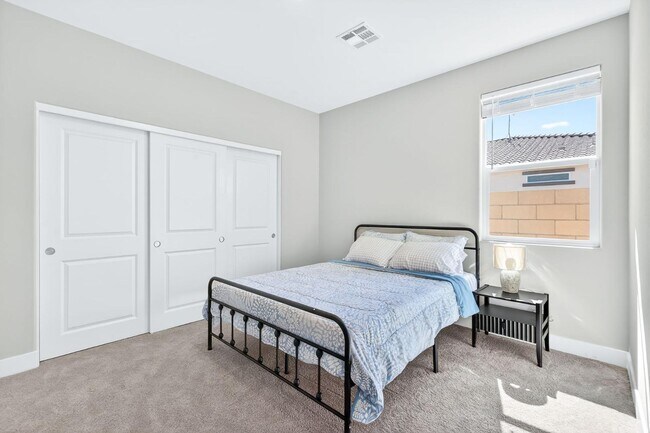 Building Photo - 1024 Saker Falcon Dr