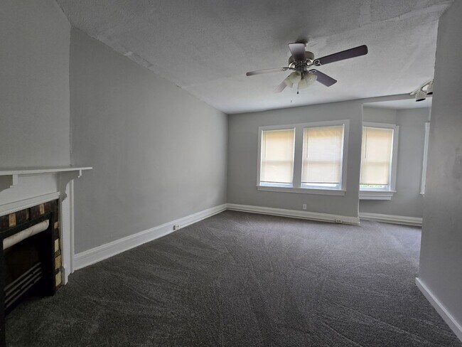 Building Photo - Convenient to Downtown and UC!