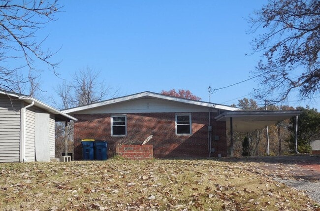 Building Photo - Two Bedroom Home with Large Yard and Updat...