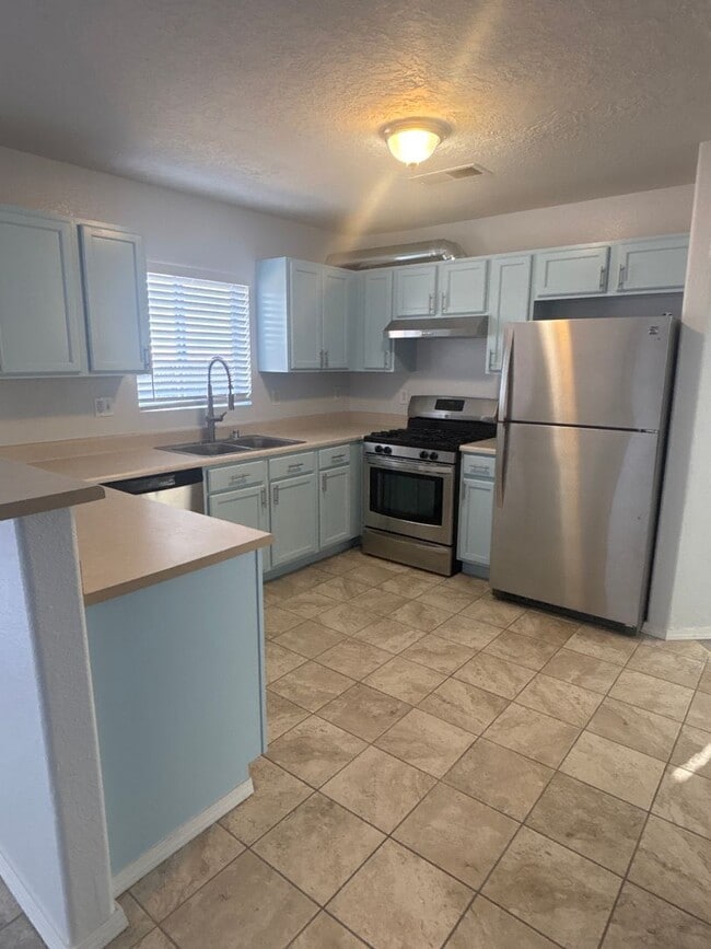 Building Photo - 5 Bedroom House