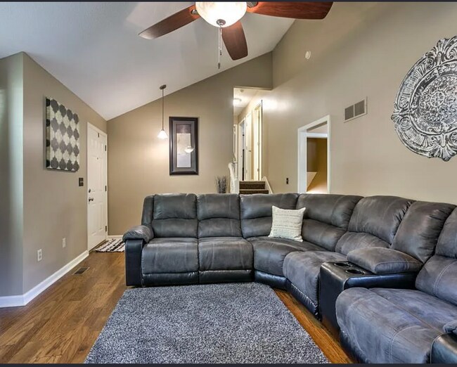 Building Photo - 420 SE Onyx Dr