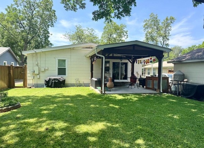 Building Photo - 1302 Pasadena Dr
