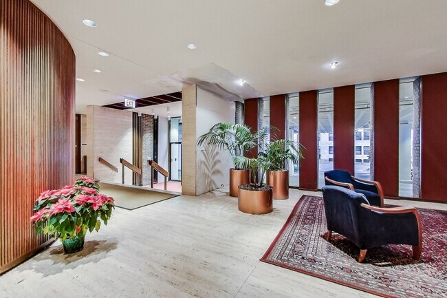 Building Photo - 6033 N Sheridan Rd