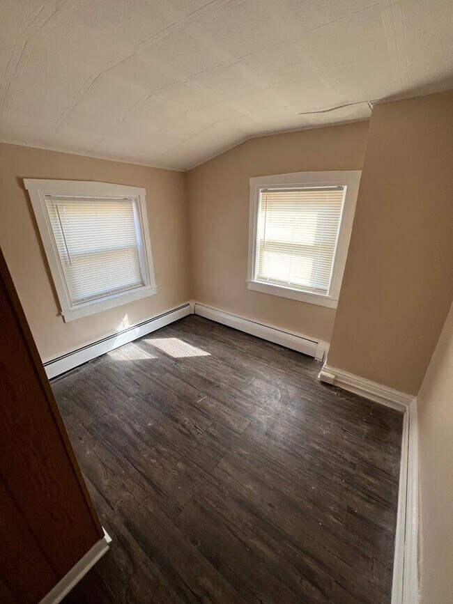 Building Photo - Charming 3 Bedroom 2 Bathroom House near RACC