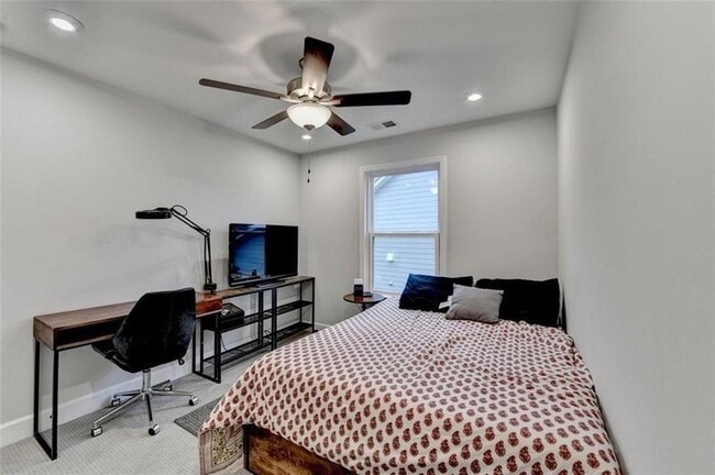 Building Photo - 811 Pineberry Ct