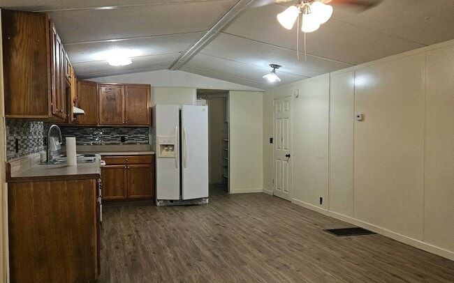 Building Photo - 225 Pecan Ln