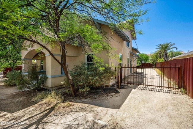 Building Photo - PRELEASE August 2026! West University Home!