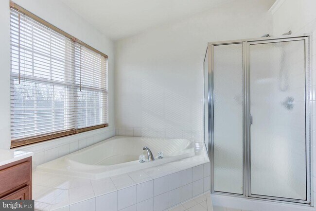 Building Photo - 22645 Upperville Heights Square