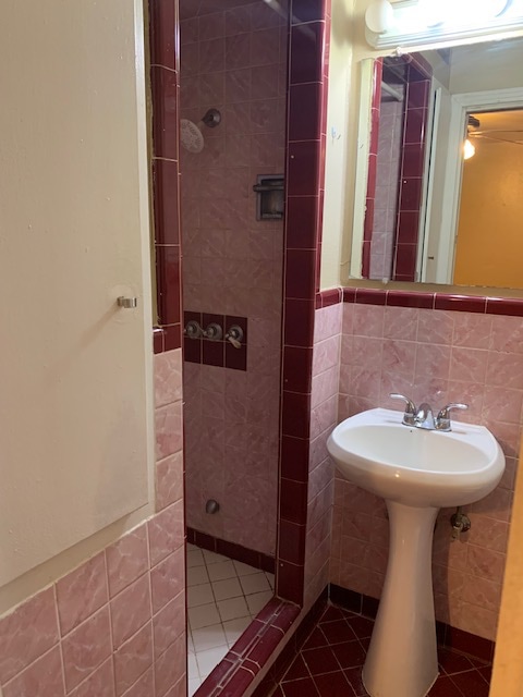 Building Photo - 330 Redcliff Dr