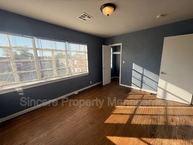 Building Photo - 1931 NE 25th St