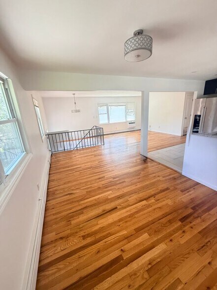 Building Photo - 10 Park Cir