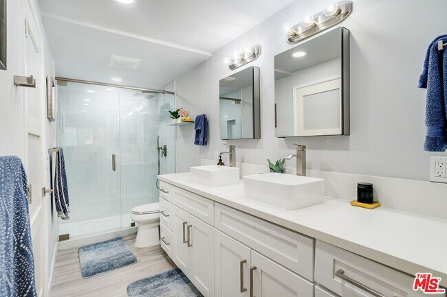 Building Photo - 6728 Hillpark Dr
