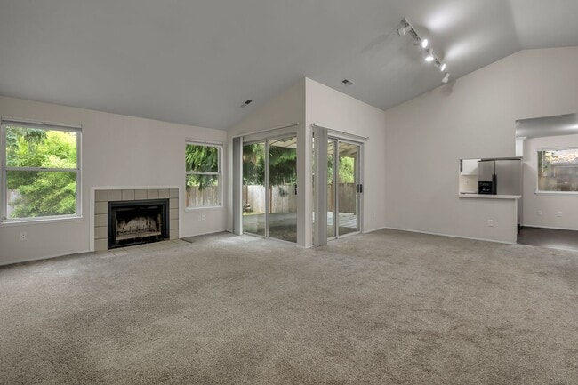 Building Photo - 3 Bedroom East Hill Home - $3,000/month
