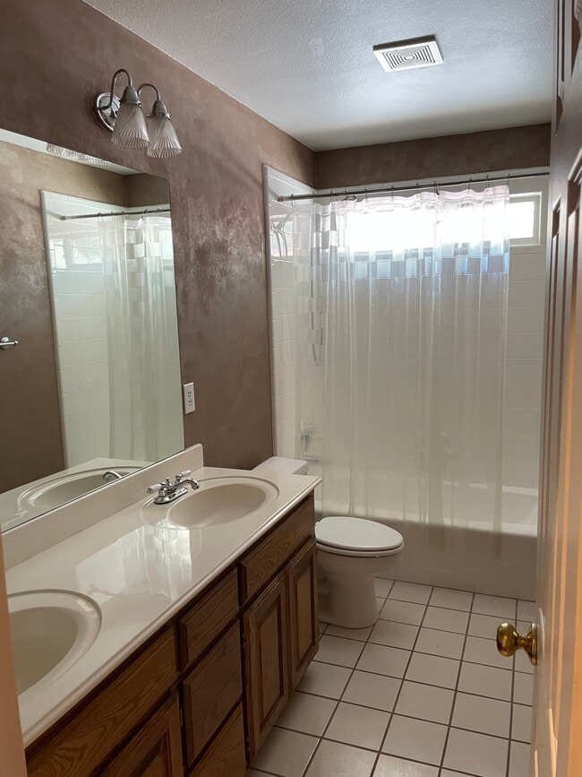 Building Photo - 3014 S Manor Ct