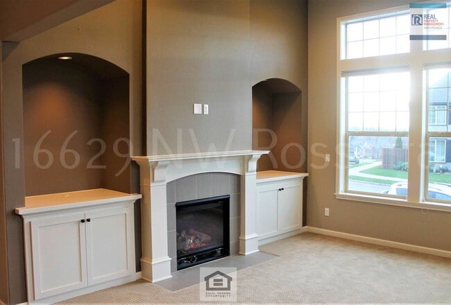 Building Photo - Beautiful 3 BR/2.5 BA Home in Desirable Bethany Neighborhood