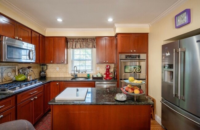 Building Photo - 24 Jane St