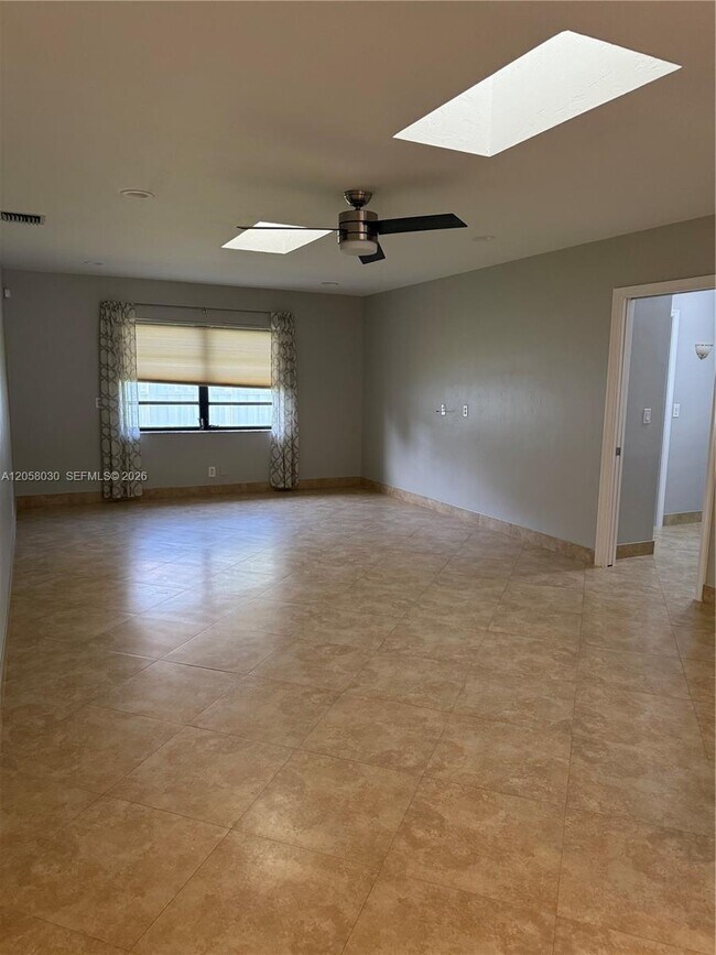 Building Photo - 1560 NW 12th Way