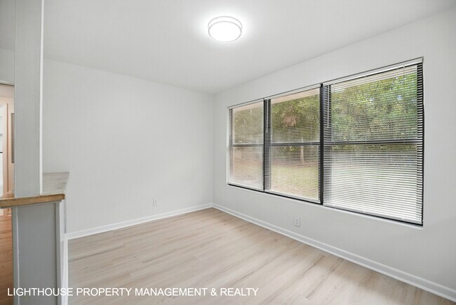 Building Photo - Stunning, Fully Renovated 4 Bed/2 bath Home!