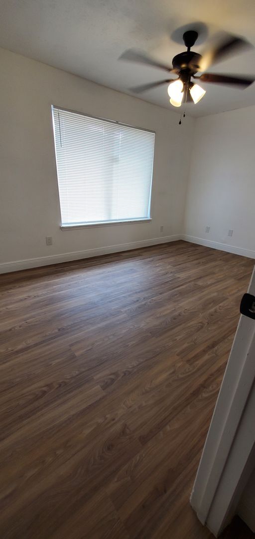 Building Photo - Two bedroom town home near the Mall at Mil...